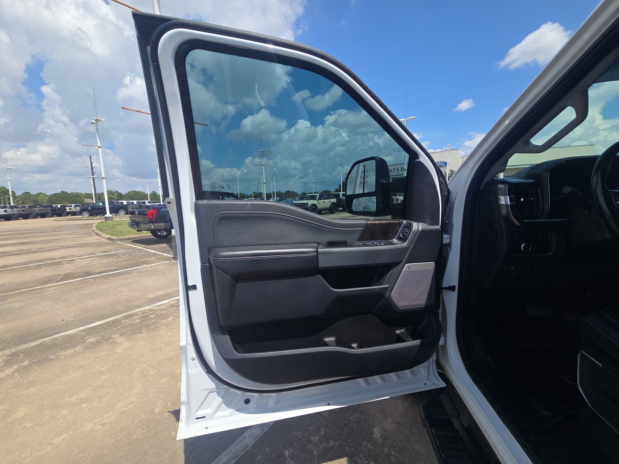 Used 2024 Ford F250 Lariat w/ Black Appearance Package AWD/4WD image 13