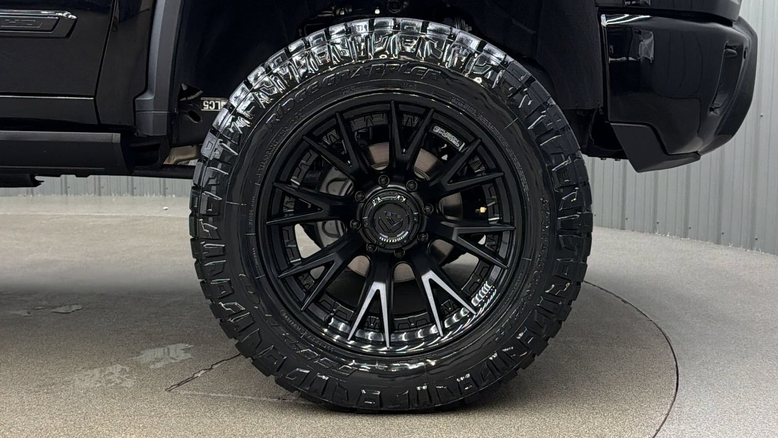 Used 2025 Chevrolet Silverado 2500 High Country w/ Midnight Edition AWD/4WD image 9