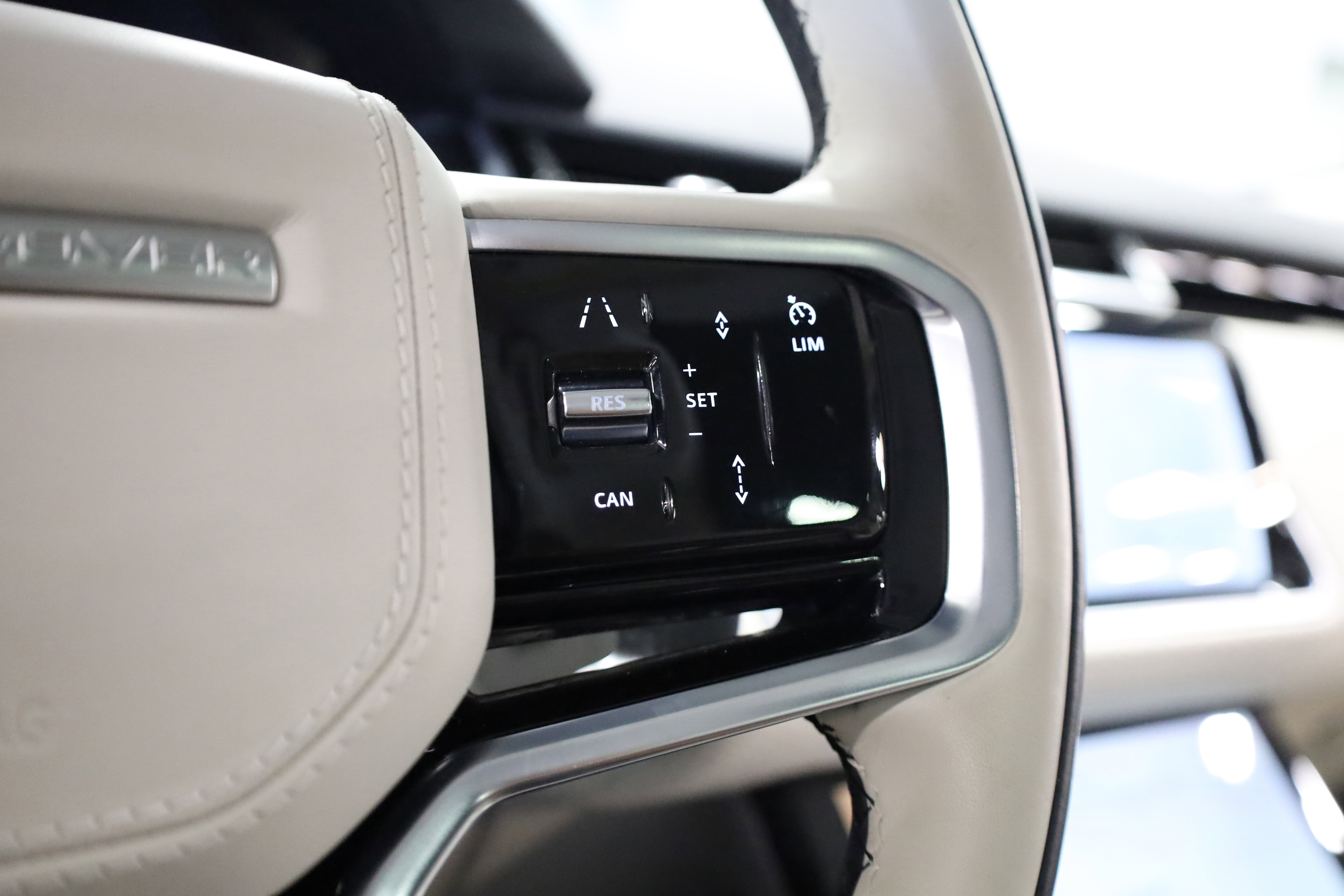 Used 2023 Land Rover Range Rover Velar R-Dynamic S image 25