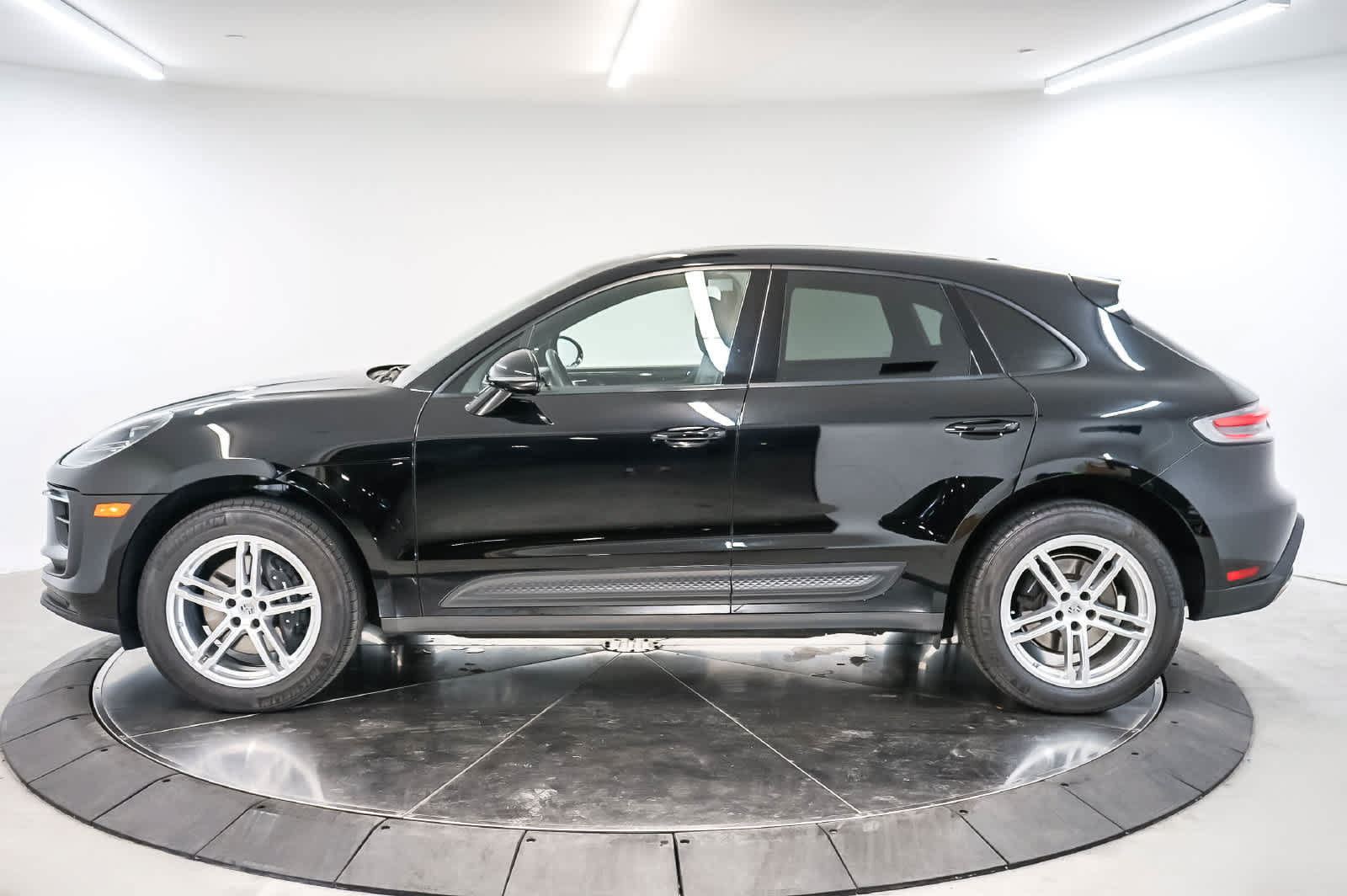 Certified 2026 Porsche Macan AWD/4WD image 2