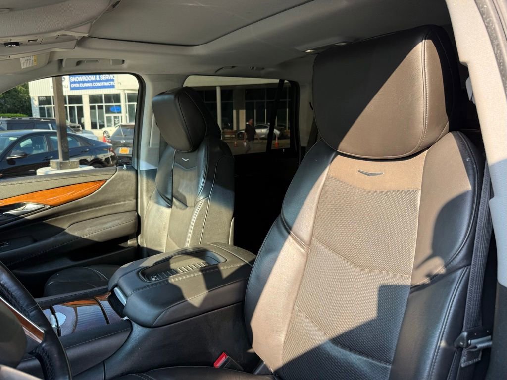 Used 2019 Cadillac Escalade Luxury AWD/4WD image 18