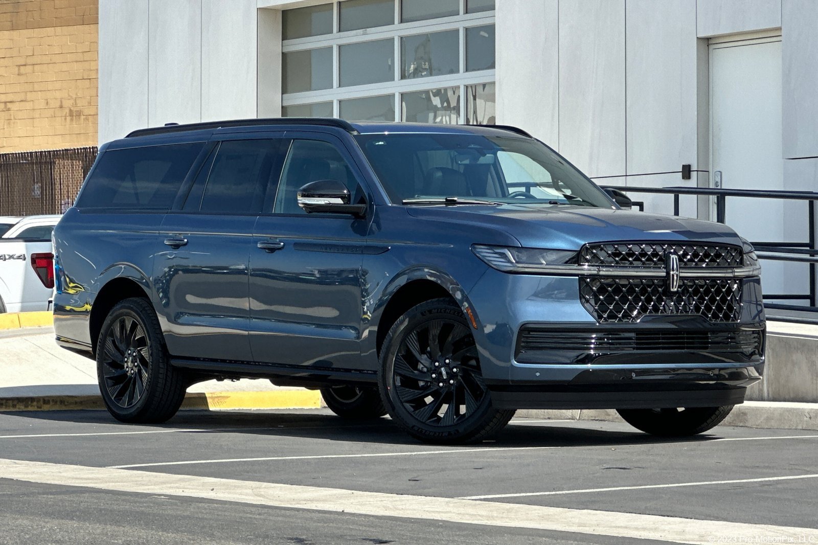 New 2027 Lincoln Navigator L Reserve w/ Jet Appearance Package