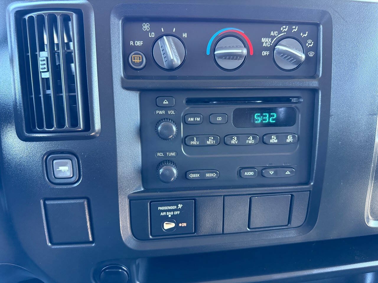 Used 2005 Chevrolet Express 2500 Passenger RWD image 31