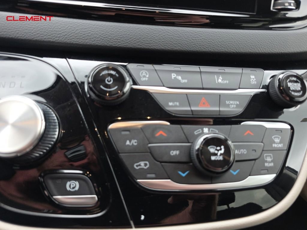 Used 2023 Chrysler Pacifica Touring-L image 13