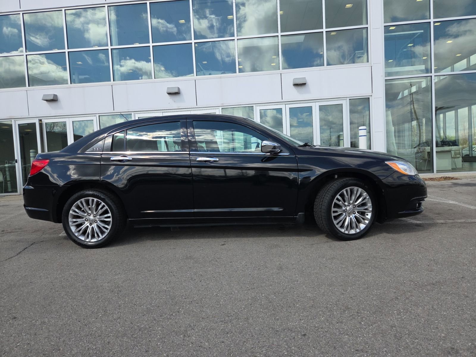 Used 2013 Chrysler 200 Limited image 4