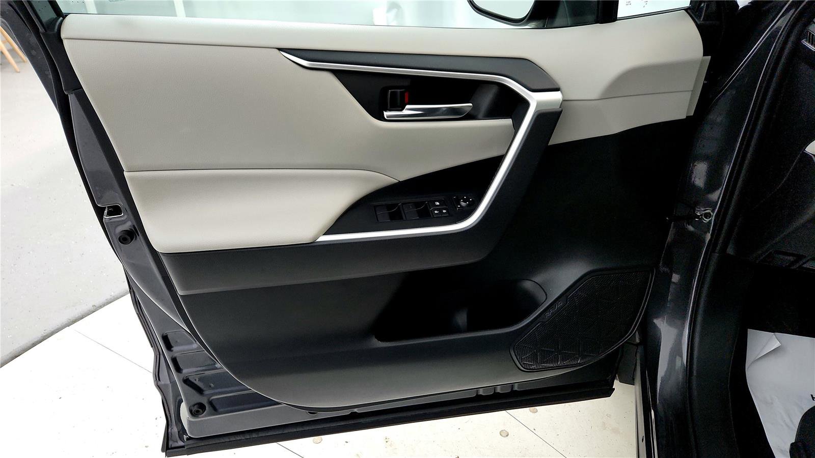 Used 2020 Toyota RAV4 XLE w/ Convenience Package image 19