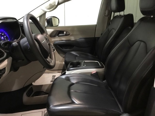 Used 2023 Chrysler Pacifica Touring-L image 27
