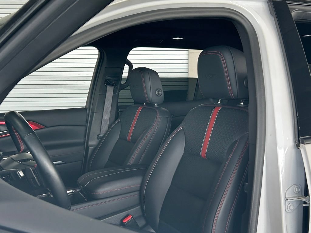 Used 2024 Chevrolet Traverse RS FWD image 15