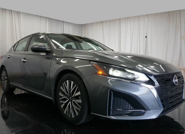 Used 2023 Nissan Altima 2.5 SV FWD image 2