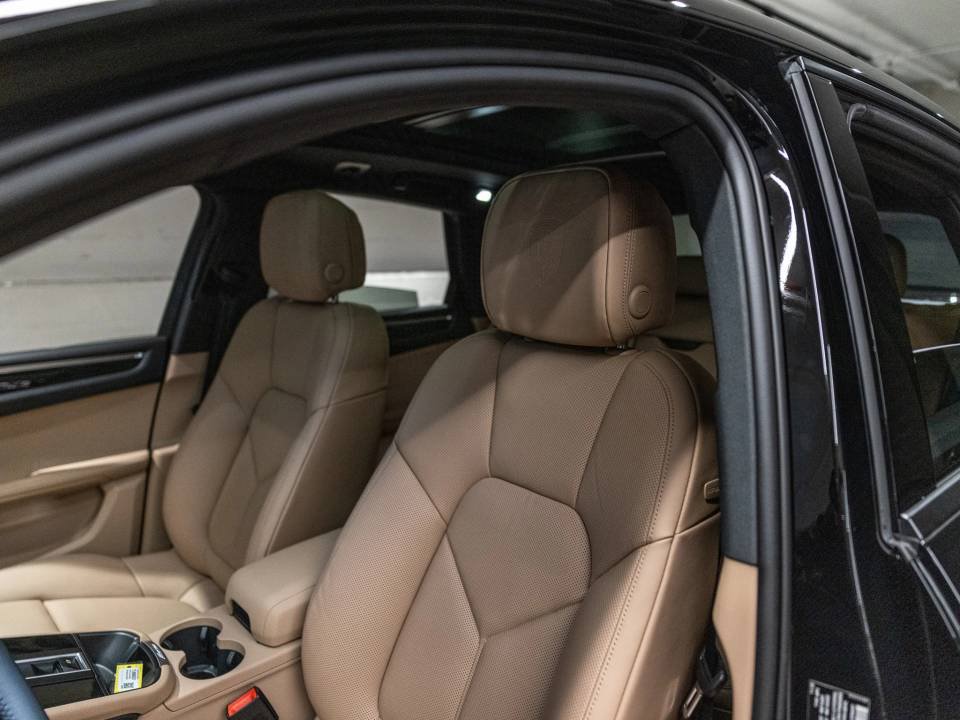 Certified 2026 Porsche Macan AWD/4WD image 5