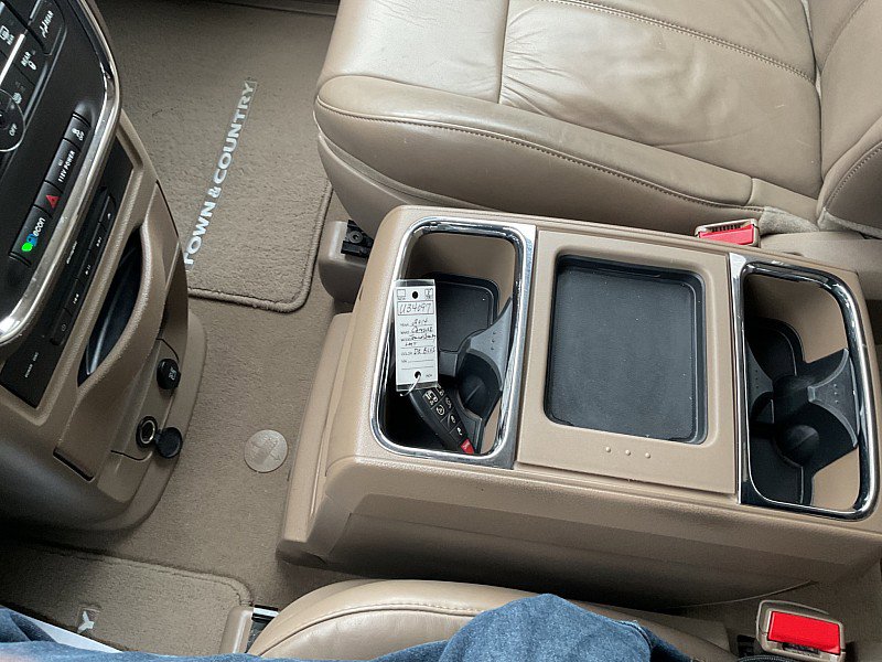 Used 2014 Chrysler Town & Country Limited w/ Luxury Group image 28