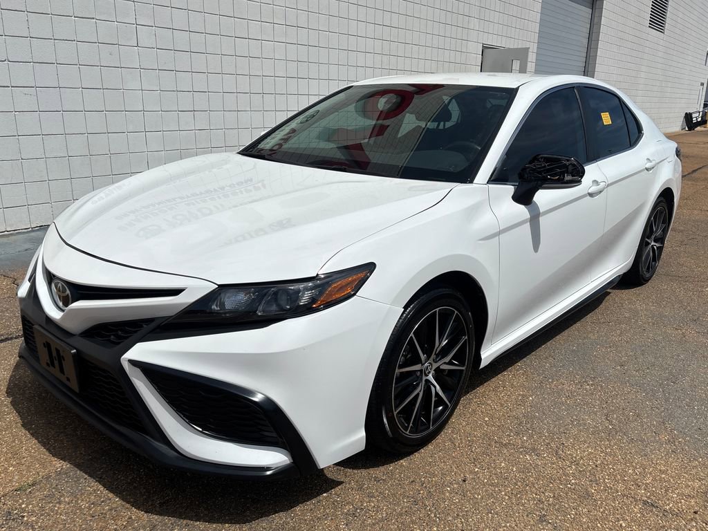 Used 2024 Toyota Camry SE image 1
