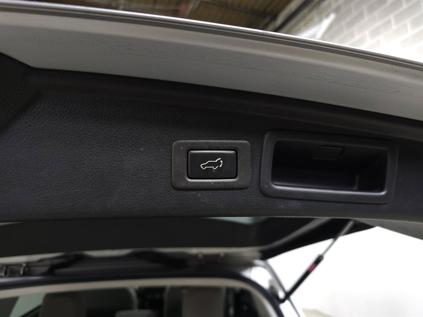 Used 2015 Subaru Forester 2.5i Limited AWD/4WD image 8