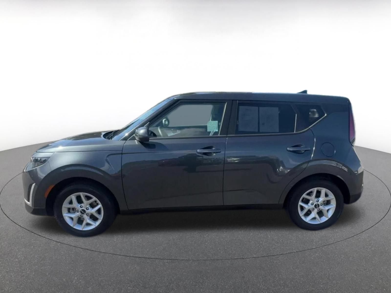 Used 2025 Kia Soul LX w/ LX Technology Package FWD image 9