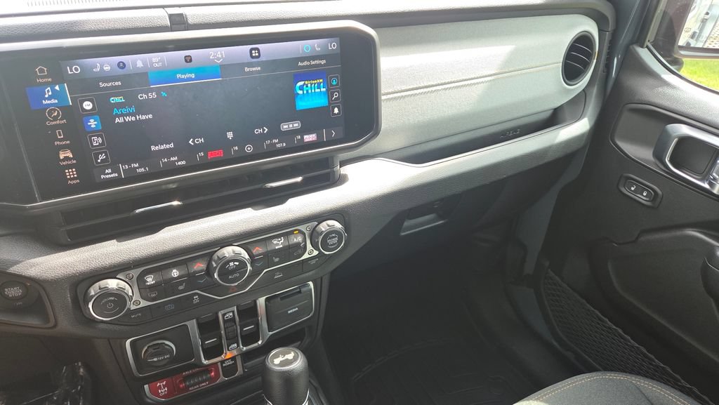 Used 2024 Jeep Wrangler Unlimited AWD/4WD image 21