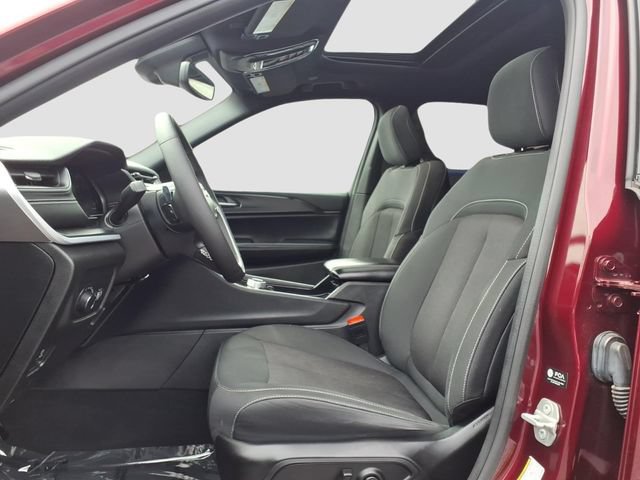Used 2024 Jeep Grand Cherokee Laredo X w/ Luxury Tech Group I AWD/4WD image 15