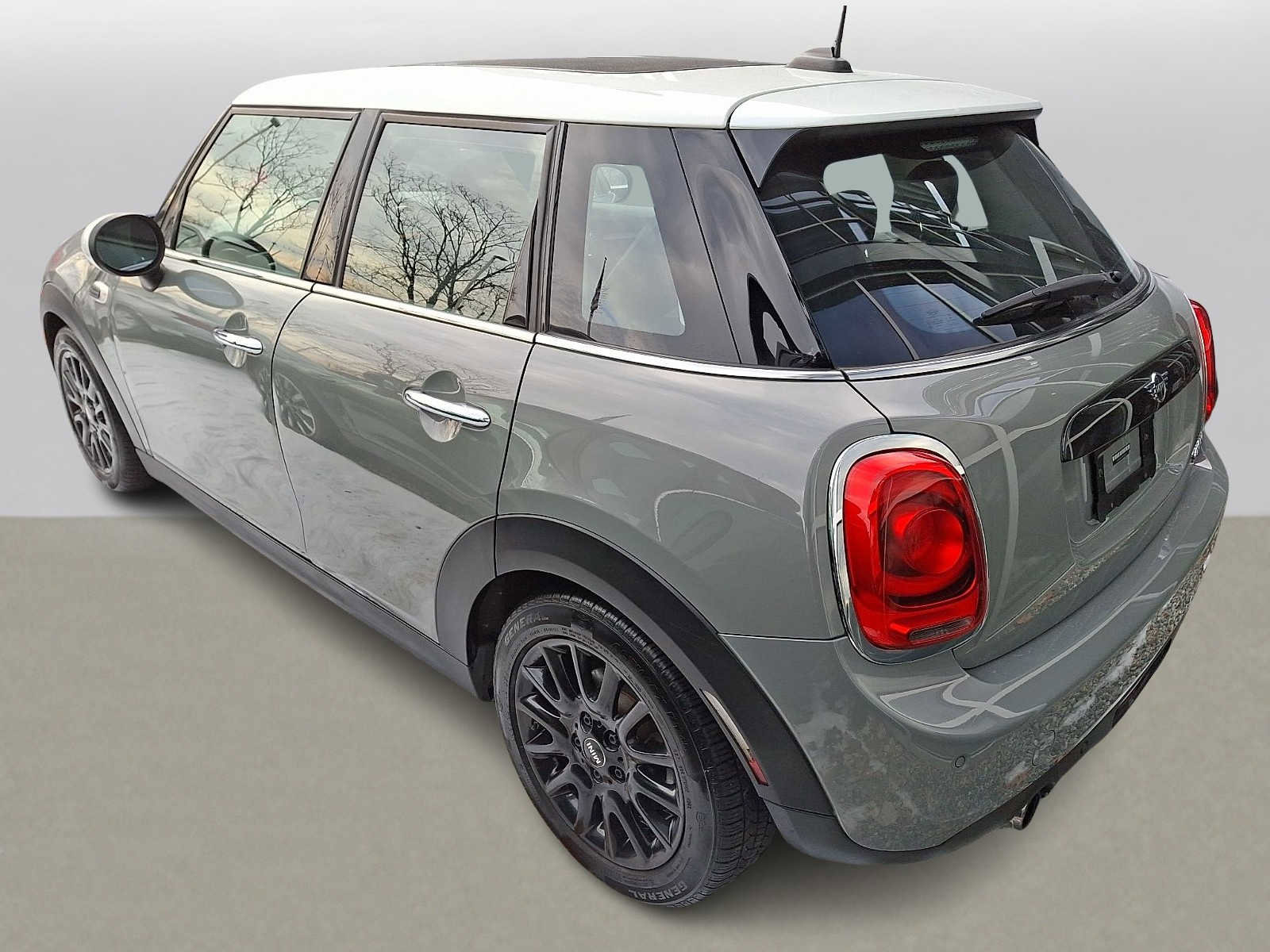 Used 2019 MINI Cooper 4-Door Hardtop w/ Signature Upholstery Package image 5