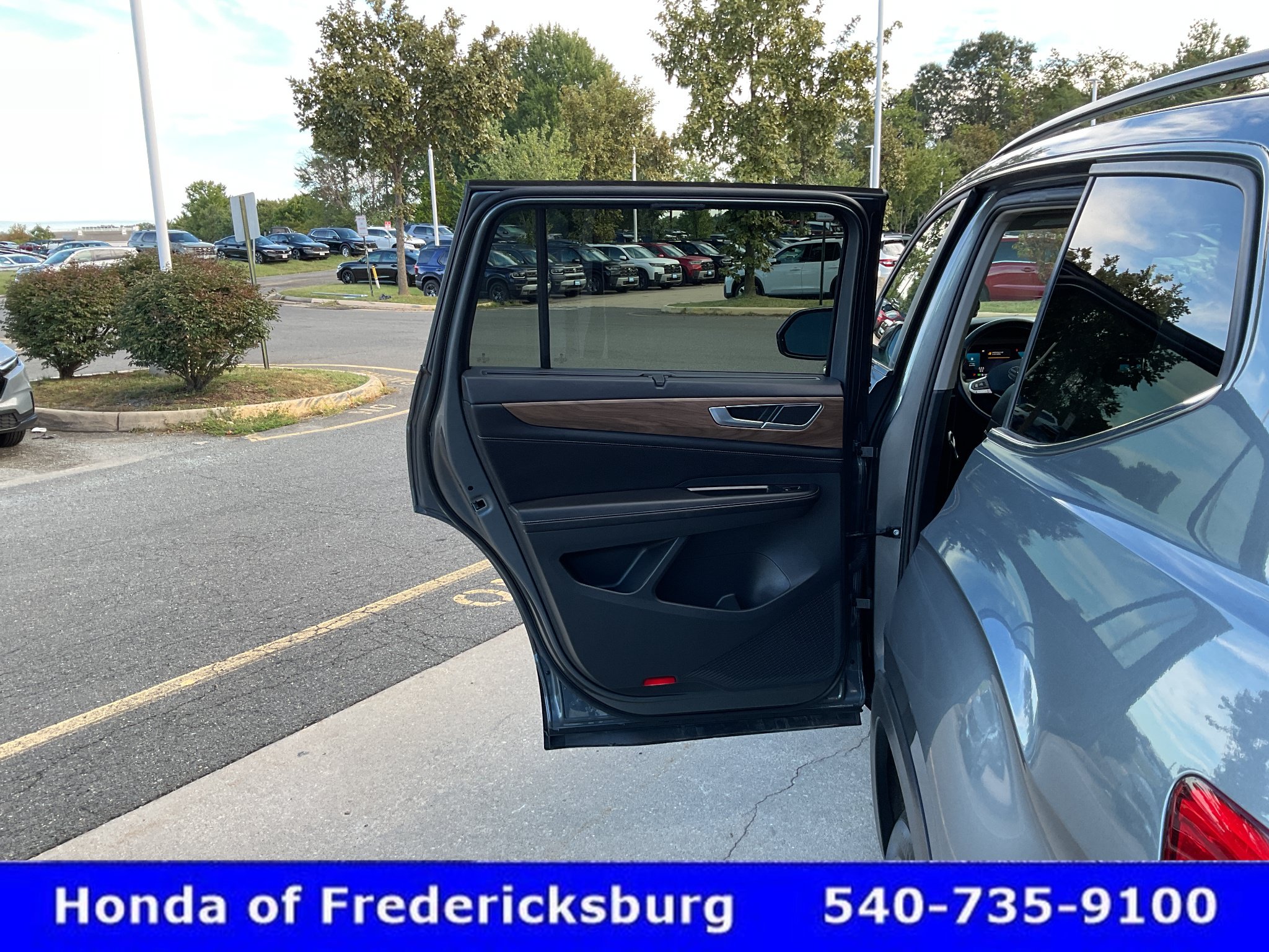 Used 2025 Volkswagen Atlas SE AWD/4WD image 16
