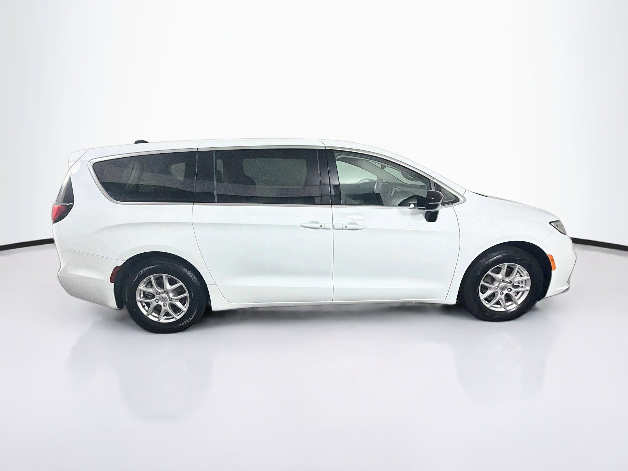 Used 2024 Chrysler Pacifica Touring-L FWD image 10