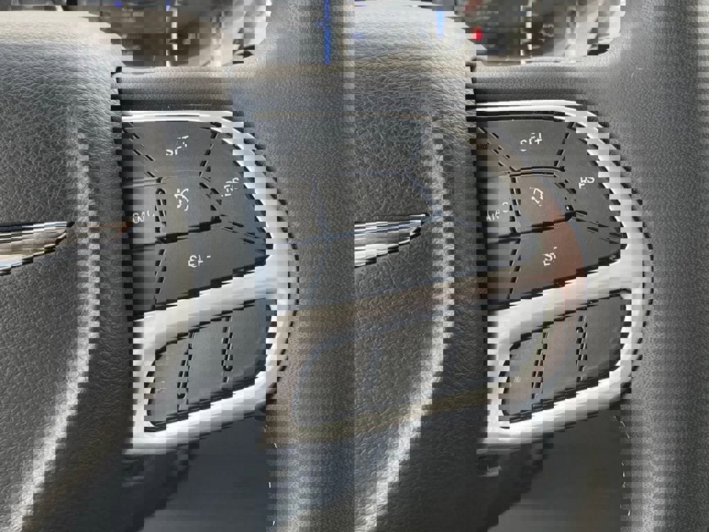 Used 2023 Chrysler Voyager LX image 18