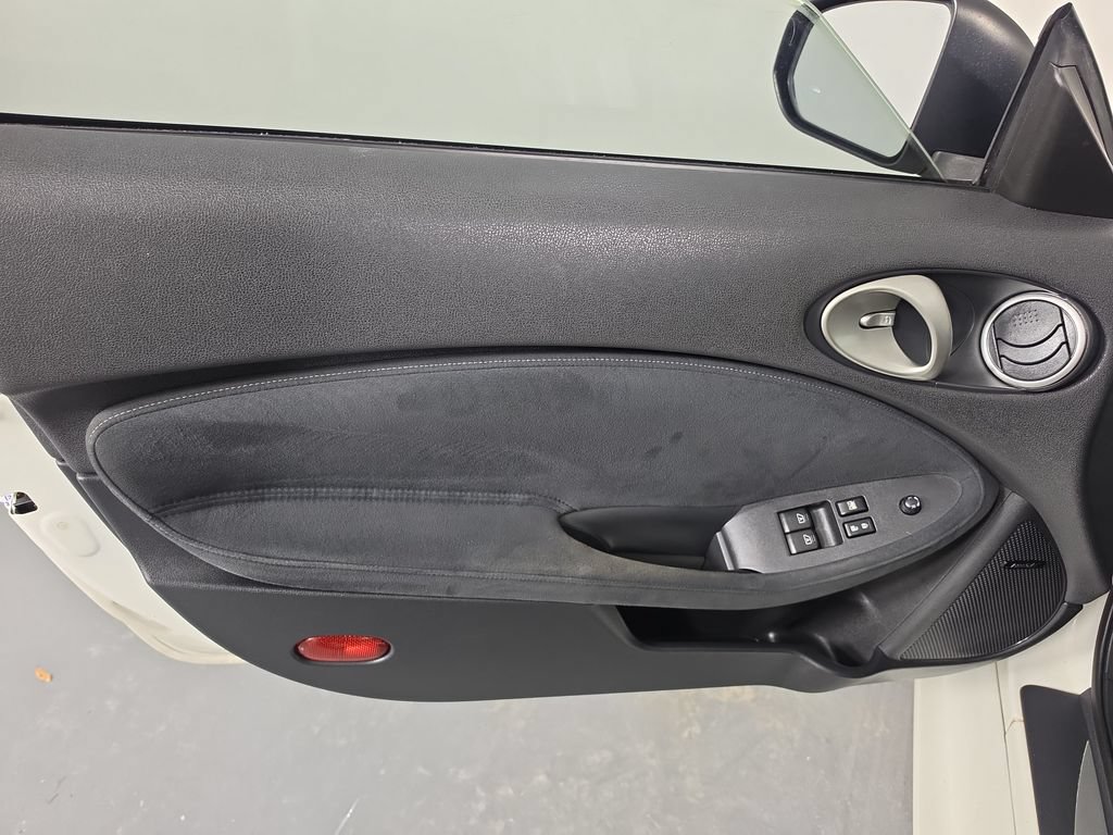 Used 2011 Nissan 370Z Touring RWD image 9