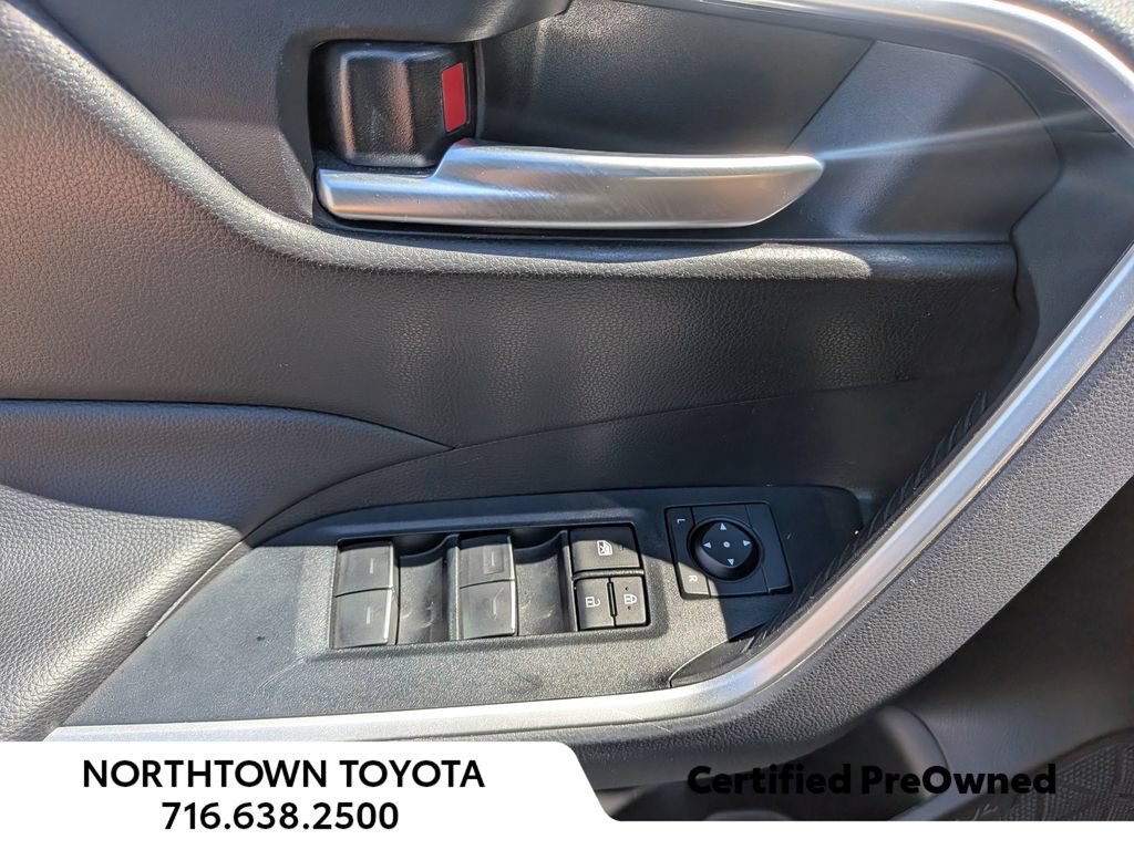 Used 2025 Toyota RAV4 XLE AWD/4WD image 28