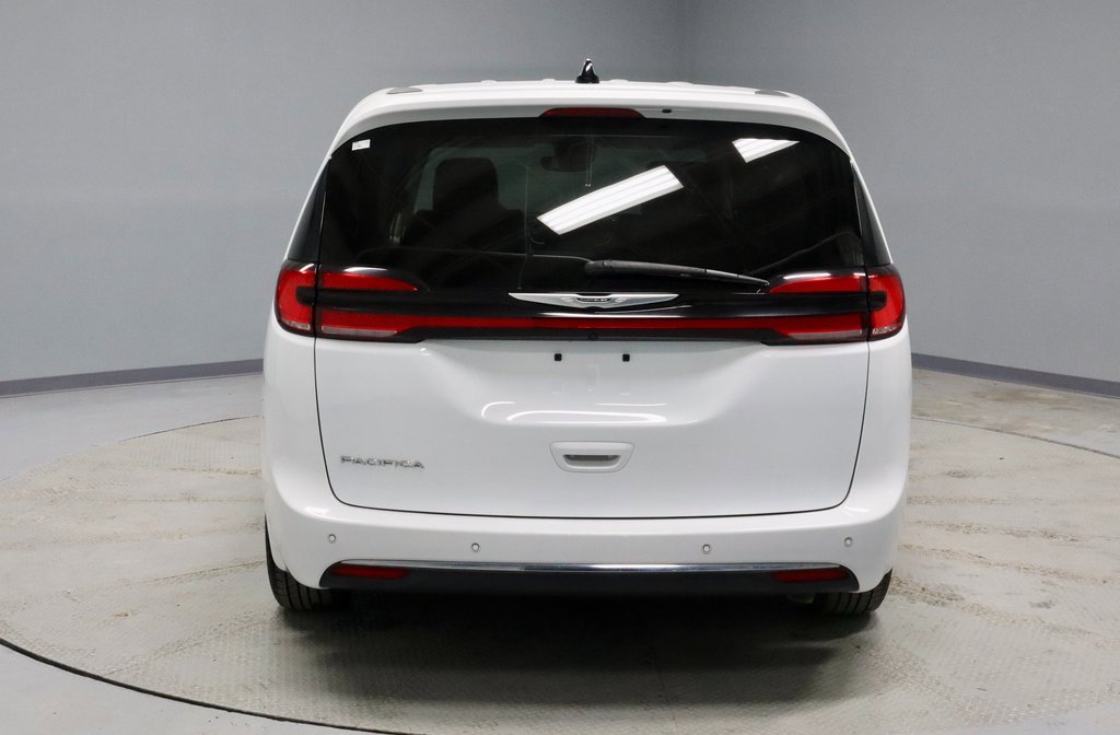 Used 2023 Chrysler Pacifica Touring-L image 12