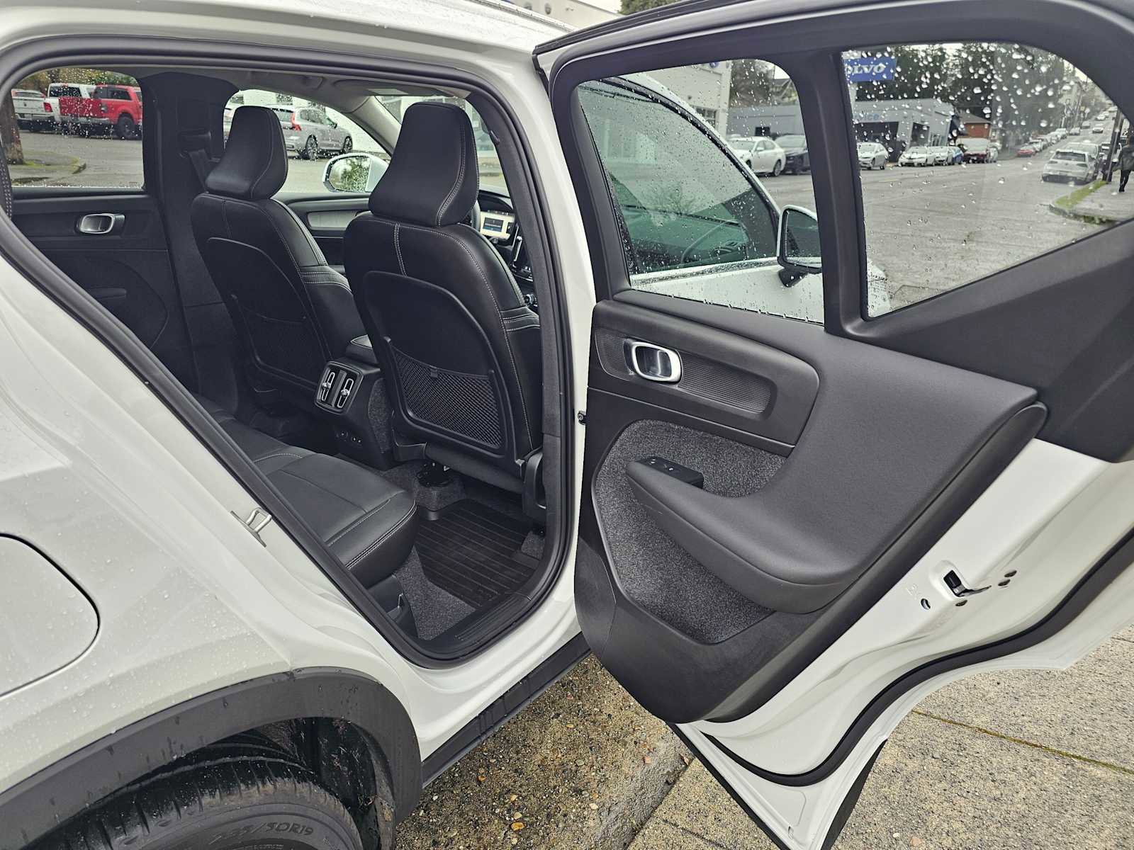 Certified 2025 Volvo XC40 B5 Core w/ Protection Package Premier image 13