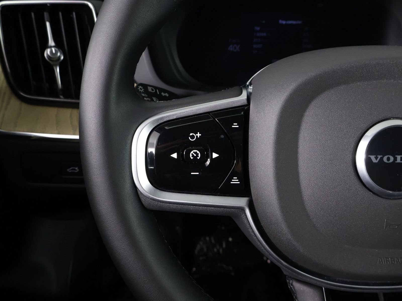 Certified 2026 Volvo XC60 B5 Plus w/ Protection Package Premier AWD/4WD image 10