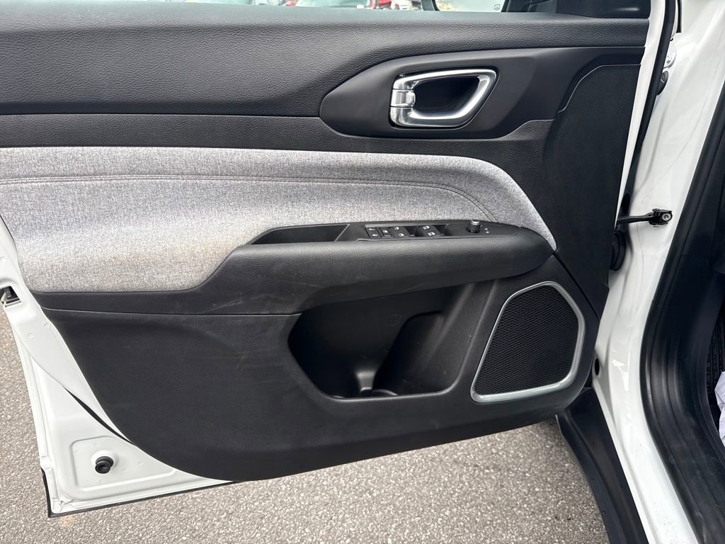 Used 2022 Jeep Compass Latitude image 12