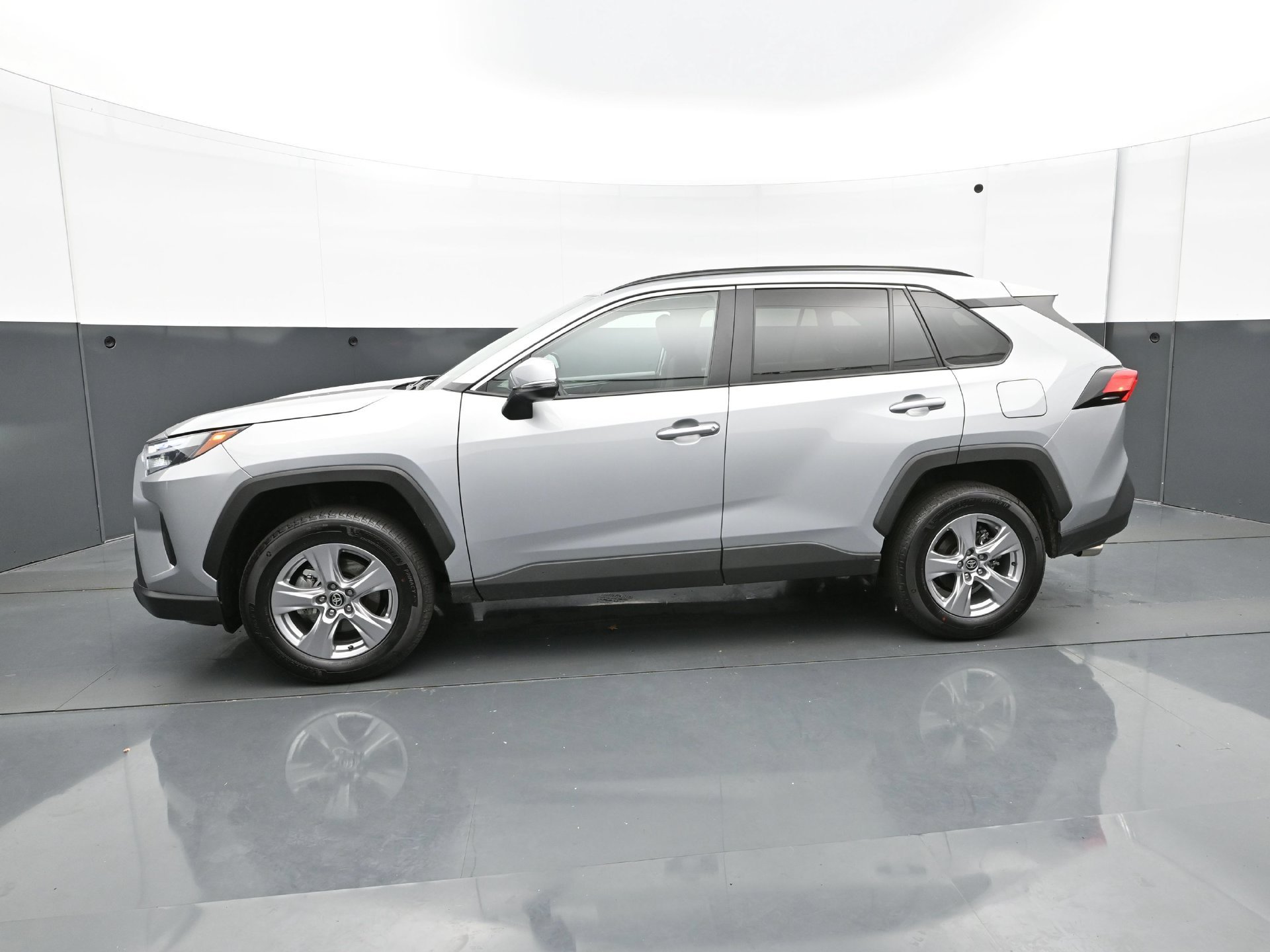 Used 2025 Toyota RAV4 XLE AWD/4WD image 3