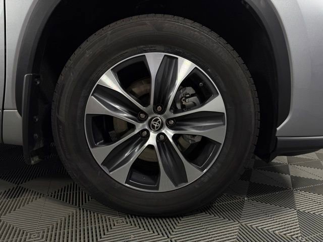 Used 2025 Toyota Highlander XLE image 11