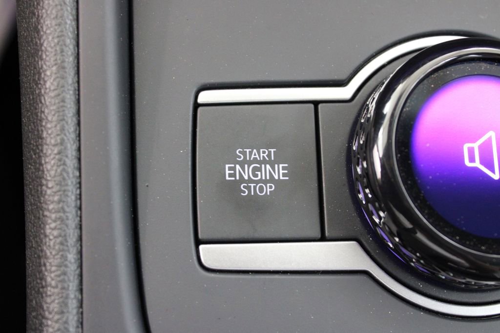 Certified 2025 Volkswagen Tiguan SE image 12