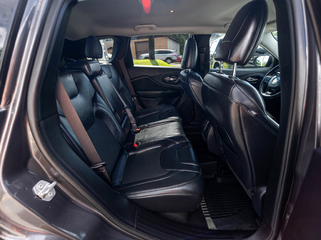 Certified 2021 Jeep Cherokee Latitude Plus AWD/4WD image 29