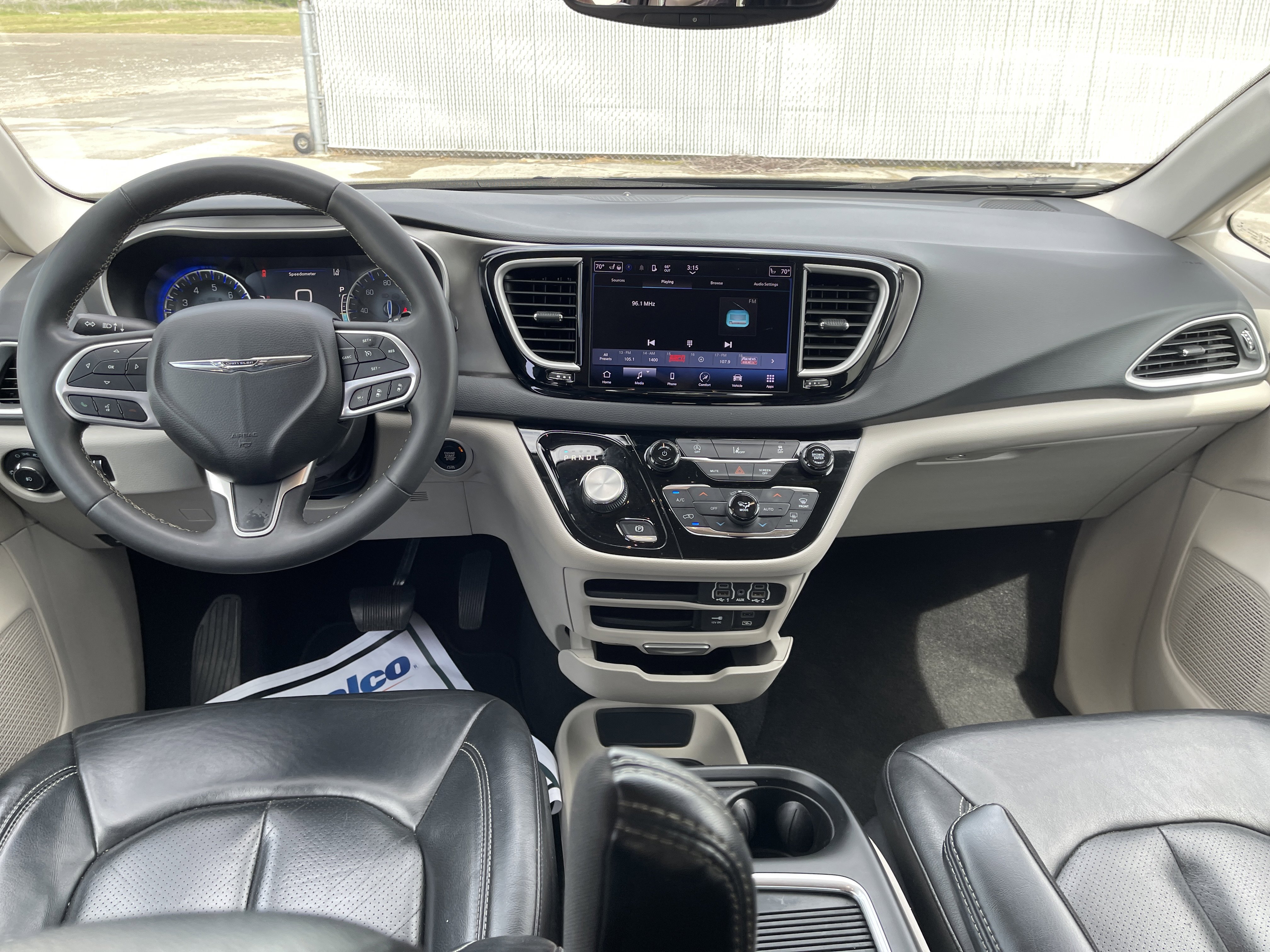 Used 2022 Chrysler Pacifica Touring-L image 14