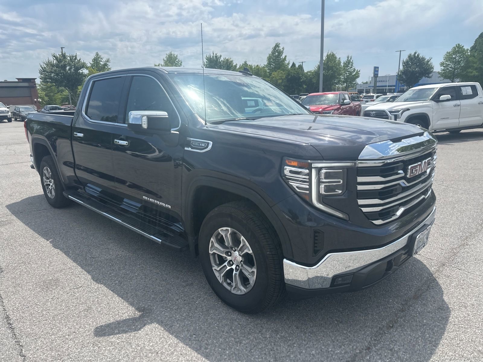 Used 2022 GMC Sierra 1500 SLT AWD/4WD image 3