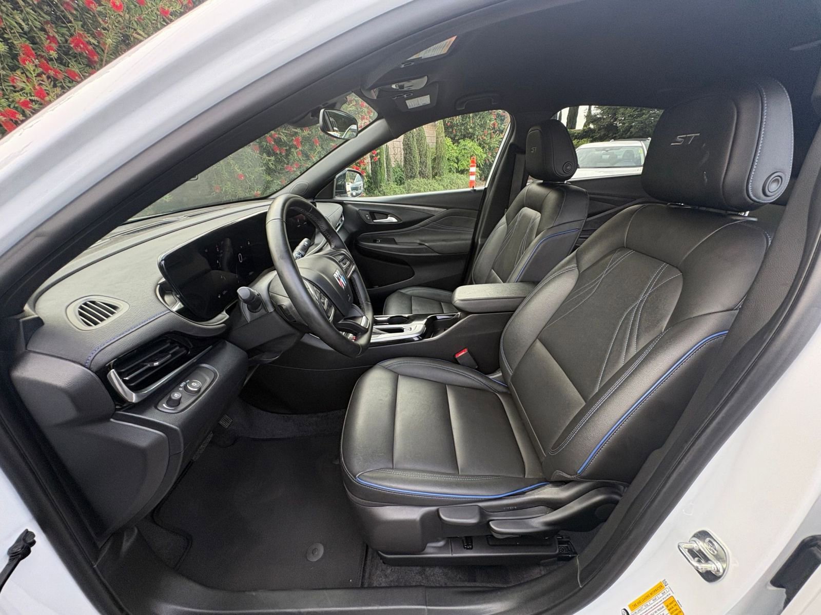 Used 2025 Buick Envista Sport Touring image 25