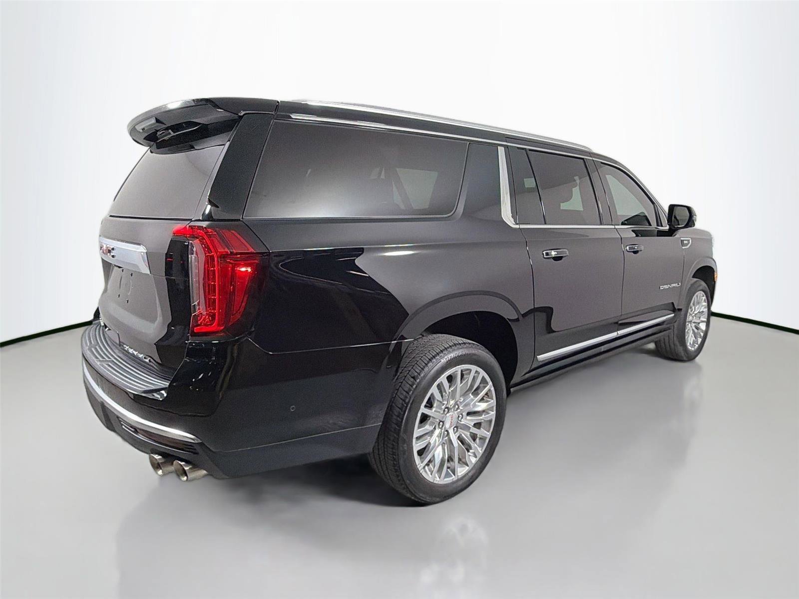 Used 2024 GMC Yukon XL Denali w/ Advanced Technology Package AWD/4WD image 6