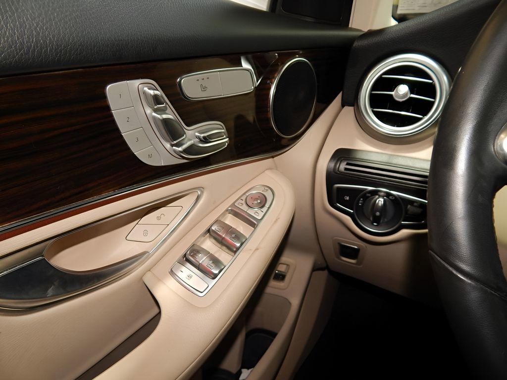 Used 2020 Mercedes-Benz GLC 300 4MATIC w/ Multimedia Package image 22