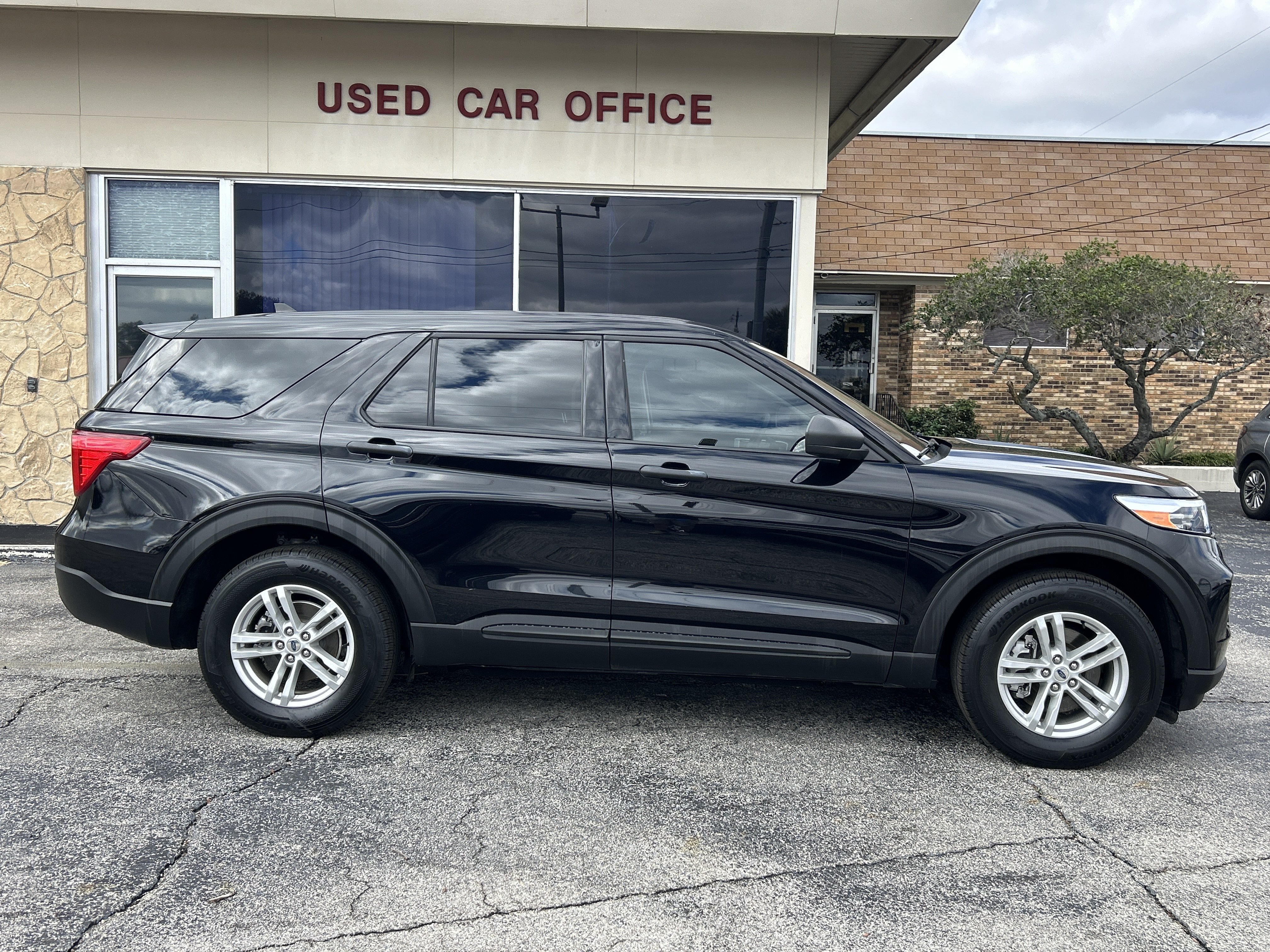 Used 2023 Ford Explorer 4WD image 2