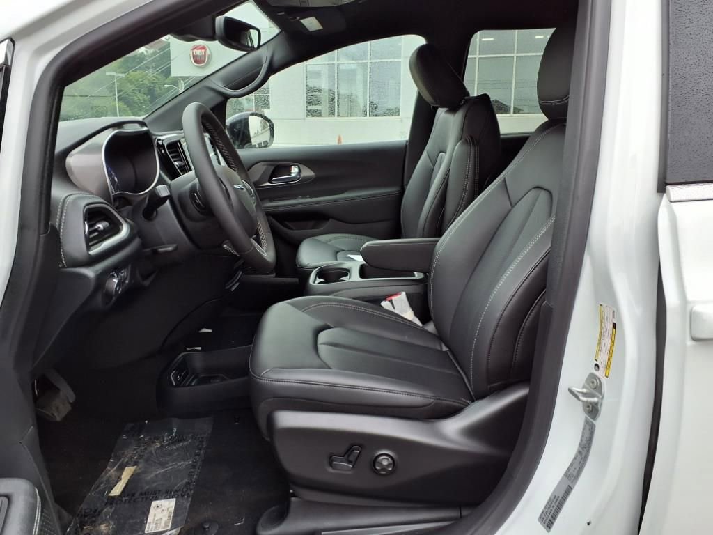 New 2026 Chrysler Pacifica Select image 9