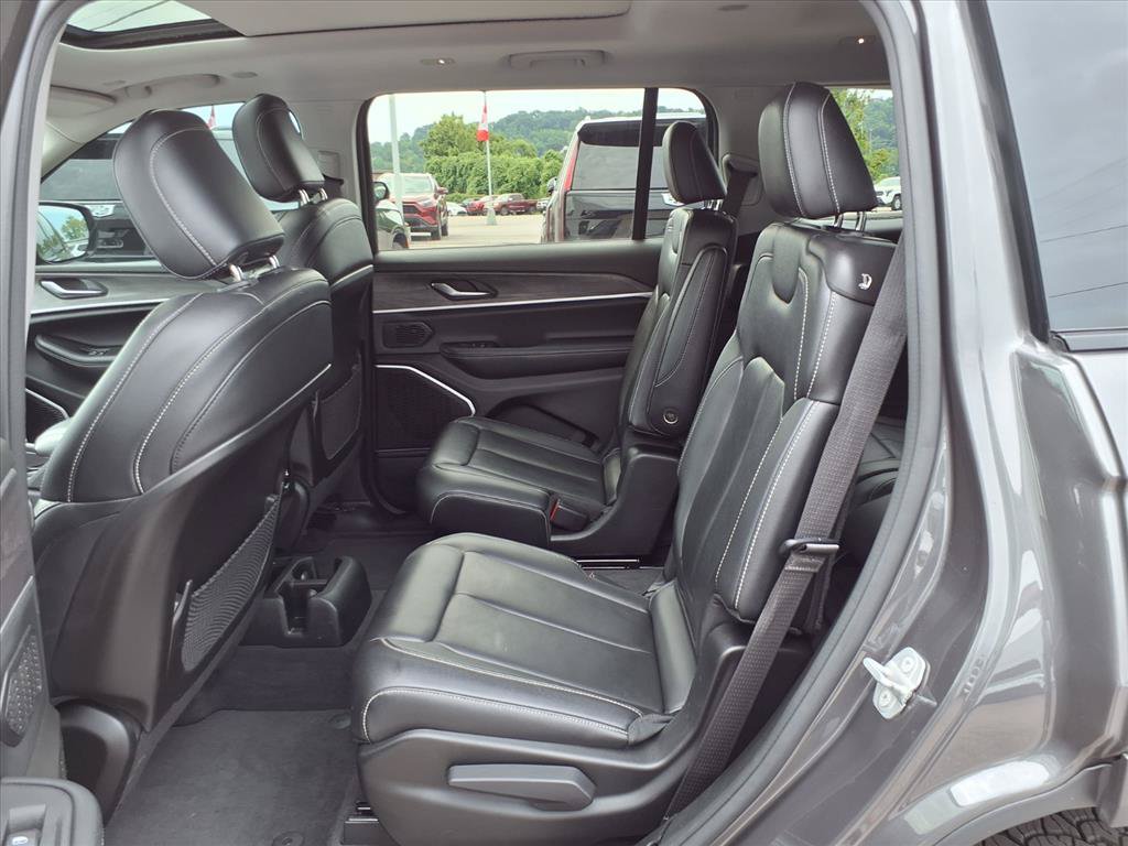 Used 2022 Jeep Grand Cherokee L Limited AWD/4WD image 12