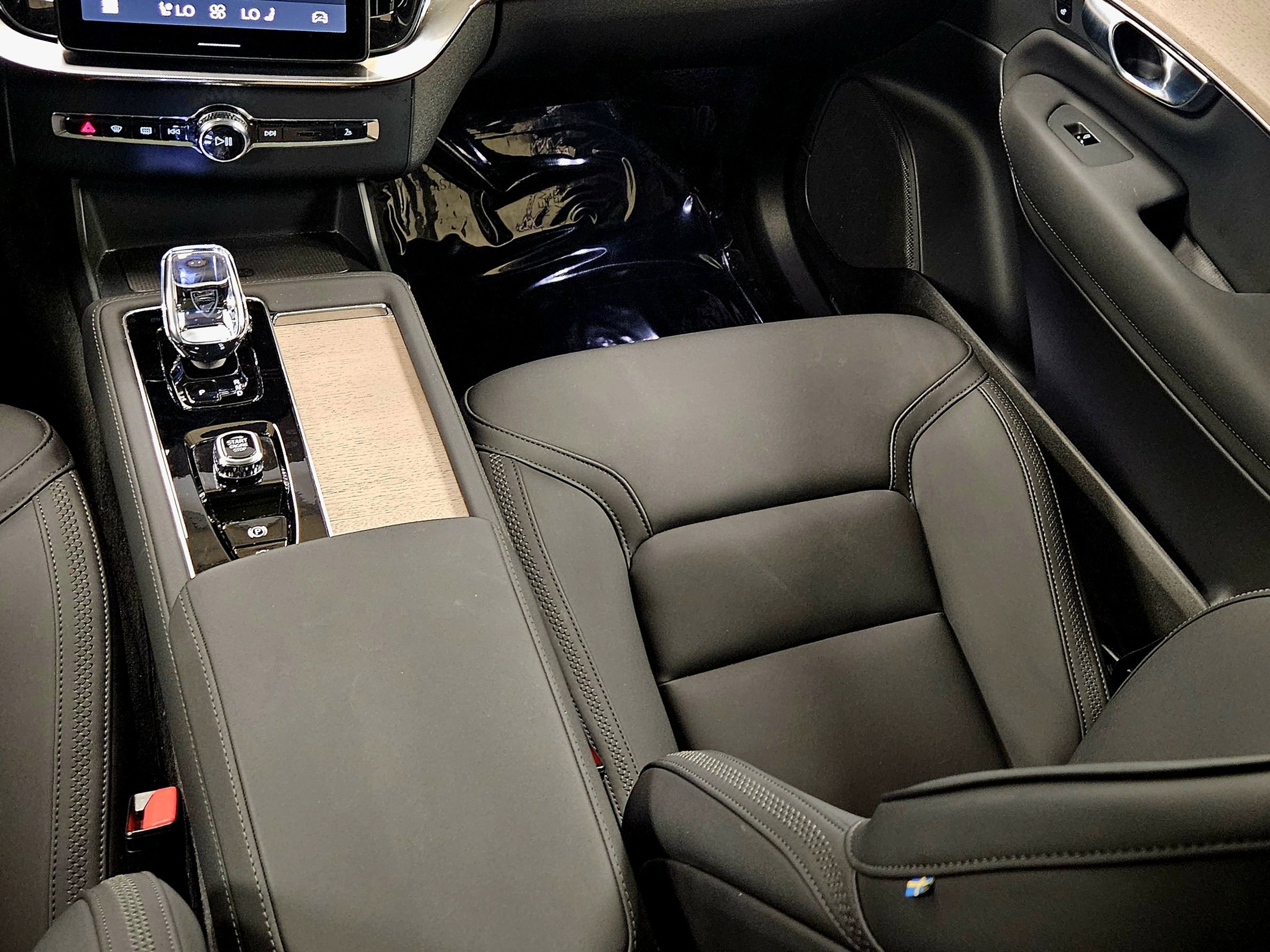 Used 2025 Volvo XC90 B6 Plus image 16