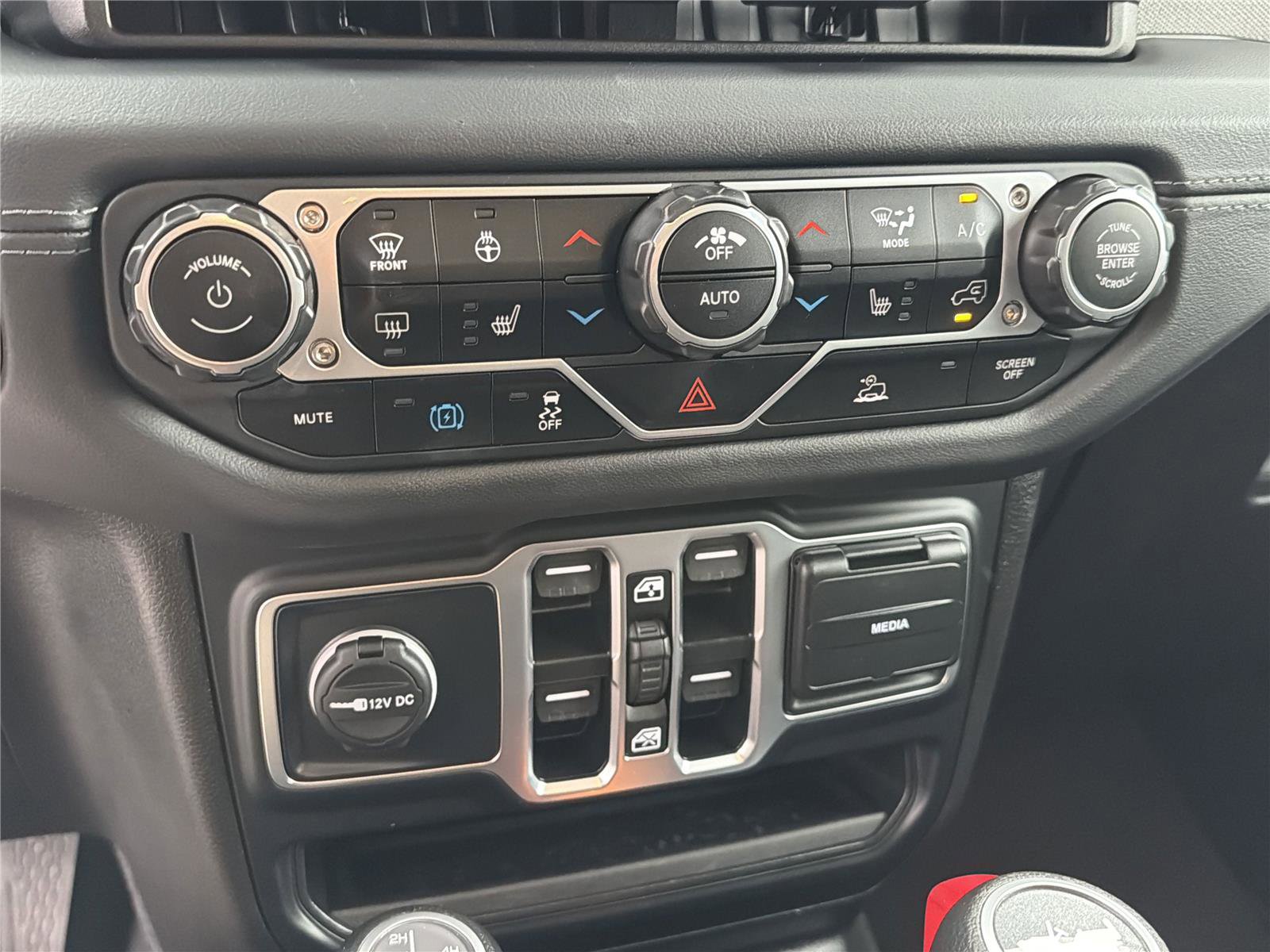 Used 2025 Jeep Wrangler Sahara image 31