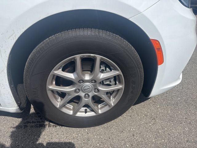 Used 2026 Chrysler Pacifica Select FWD image 30