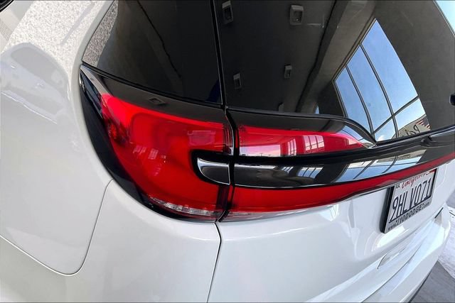 Used 2023 Chrysler Pacifica Limited w/ Uconnect Theater Family Group FWD image 28