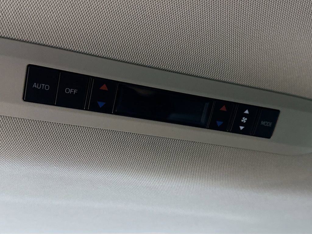 Used 2024 Toyota Sienna XLE FWD image 31