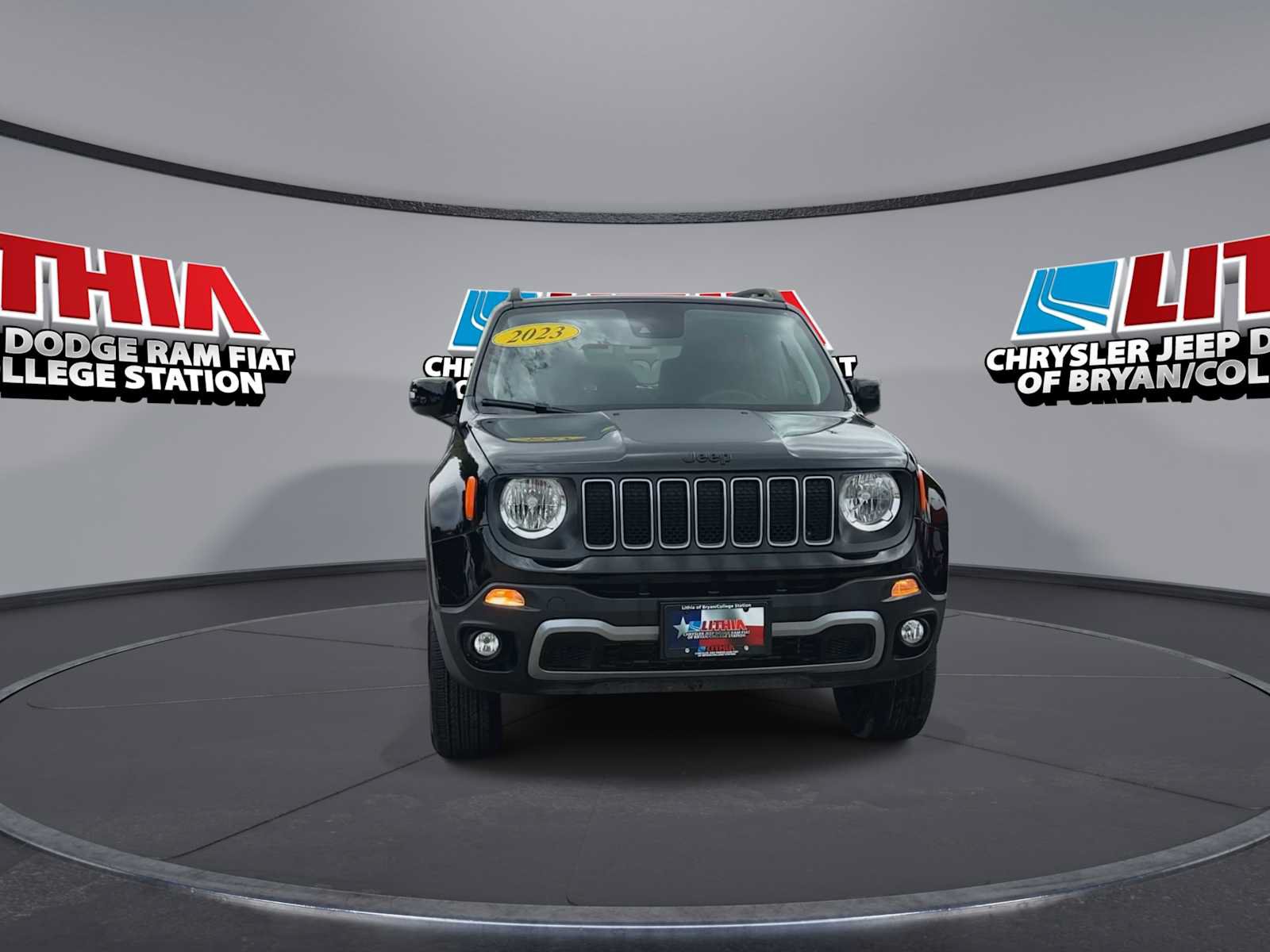 Used 2023 Jeep Renegade Latitude AWD/4WD image 3
