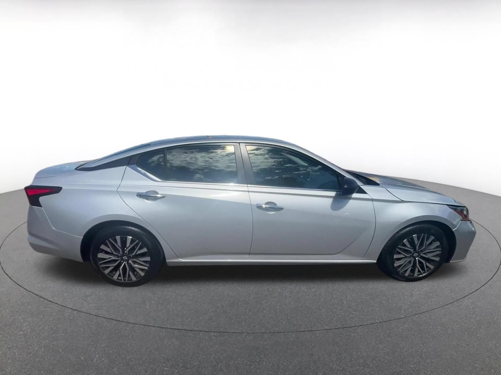 Used 2025 Nissan Altima 2.5 SV FWD image 16