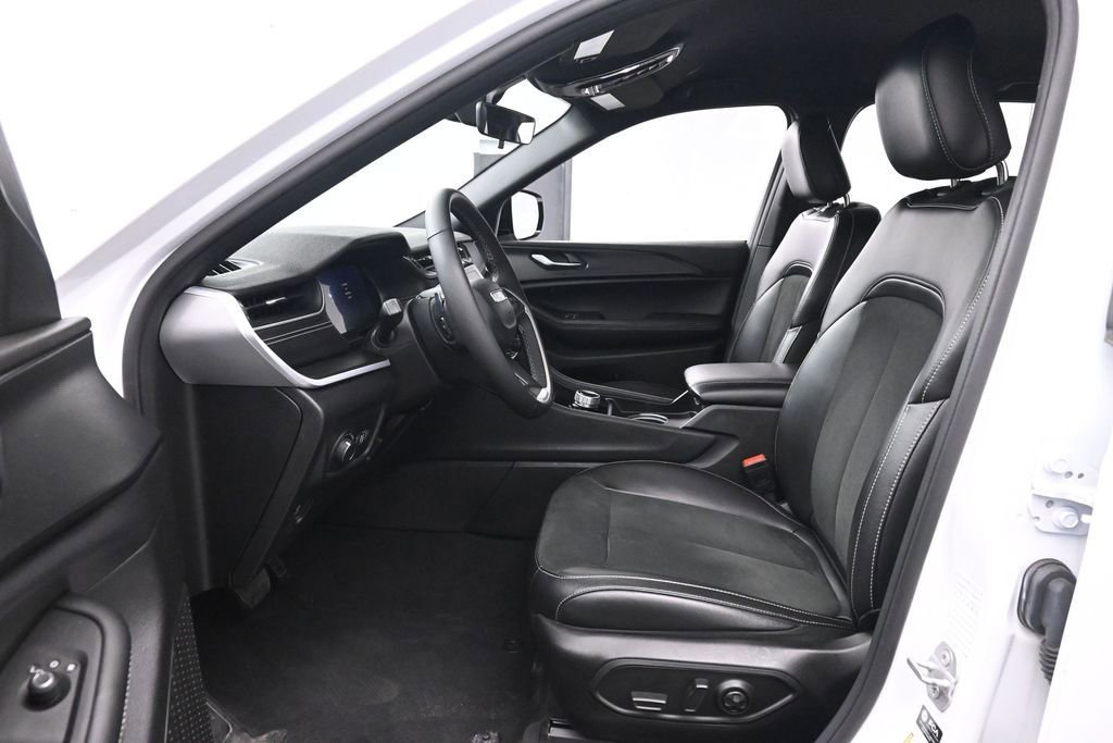 Used 2025 Jeep Grand Cherokee Altitude AWD/4WD image 15